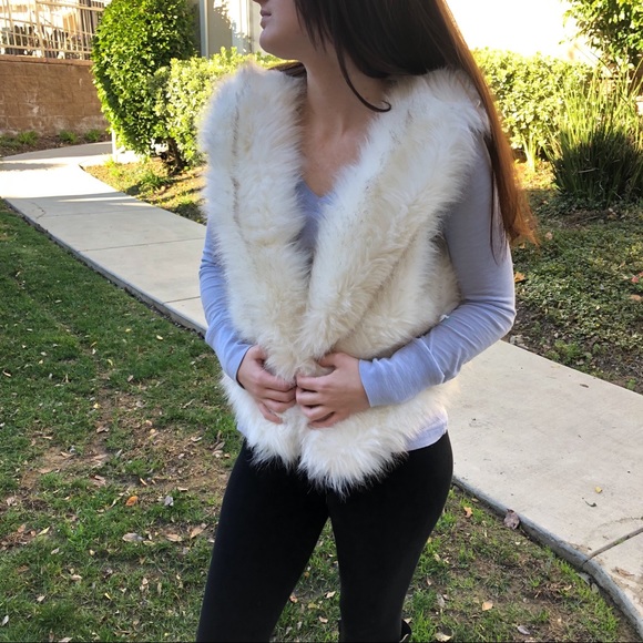 Jackets & Blazers - ✨NWT✨Faux Fur Vest